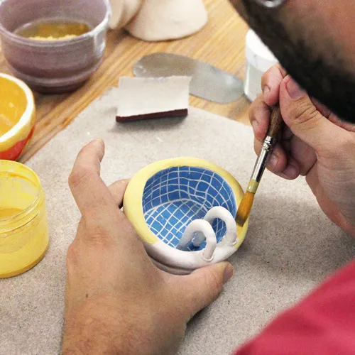 curso de cerâmica na FICA oficina criativa - técnicas de decoração com tintas